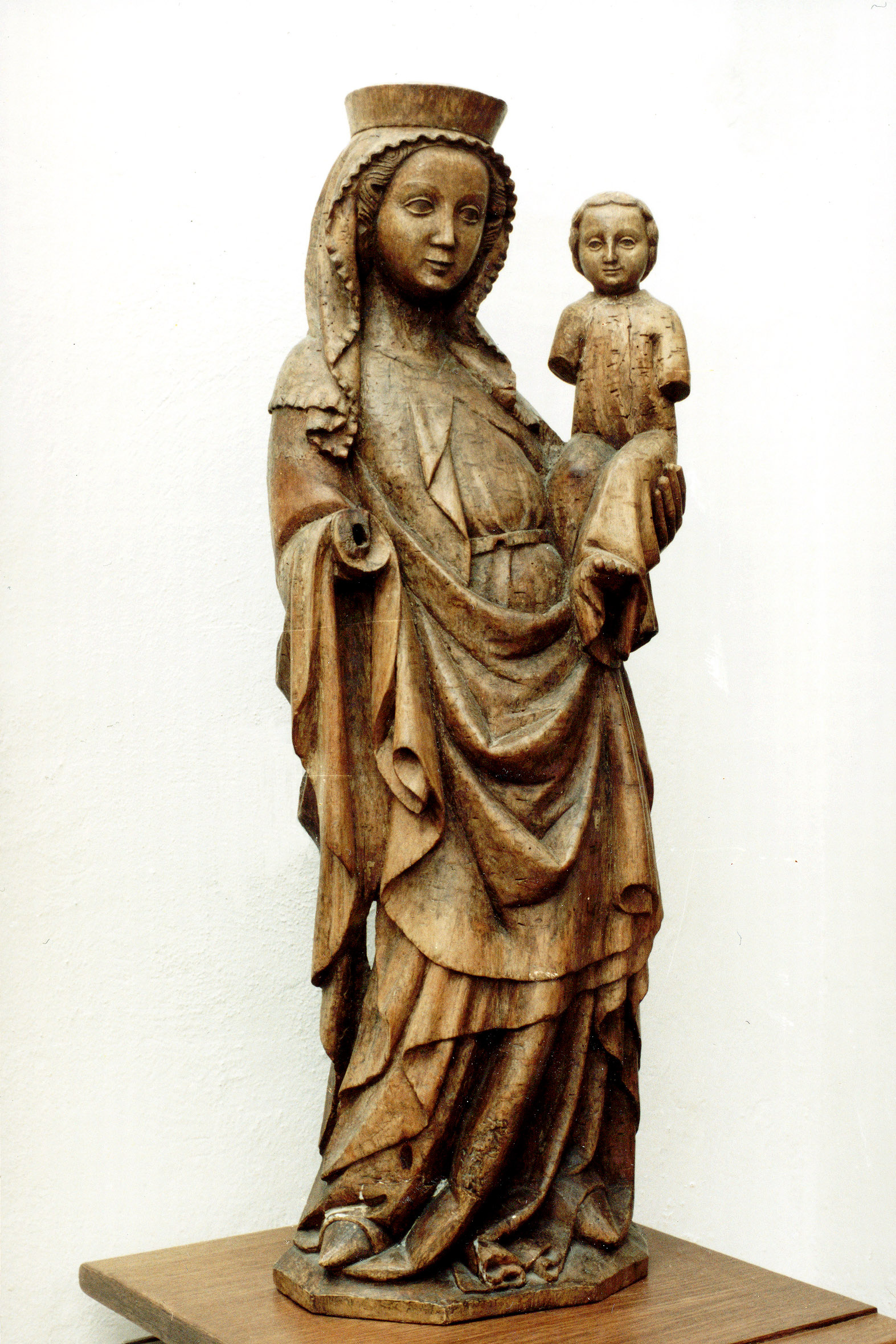 drevená polychrómovaná plastika Madony