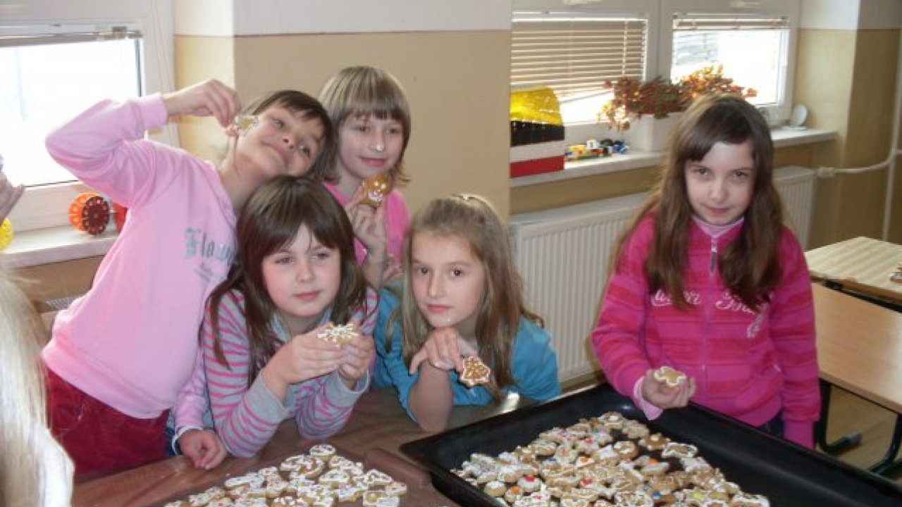 Fotografia fotogalérie Pečenie medovníkov v ŠKD