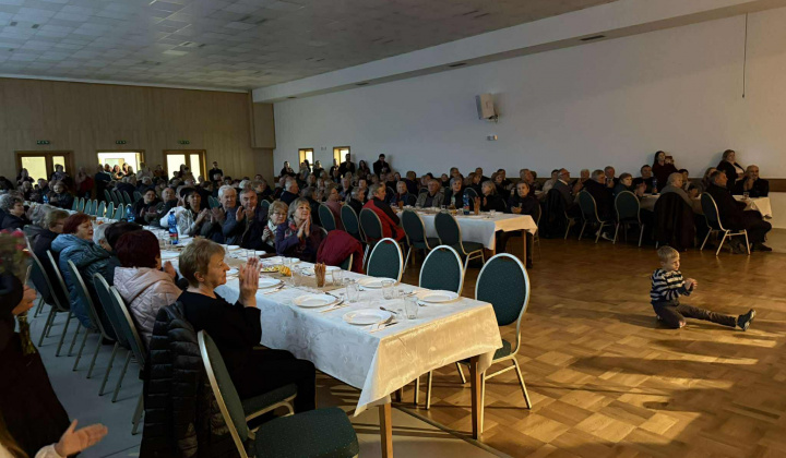 4. fotografia fotogalérie Posedenie s dôchodcami