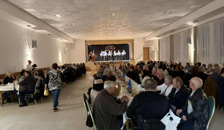 5. fotografia fotogalérie Posedenie s dôchodcami