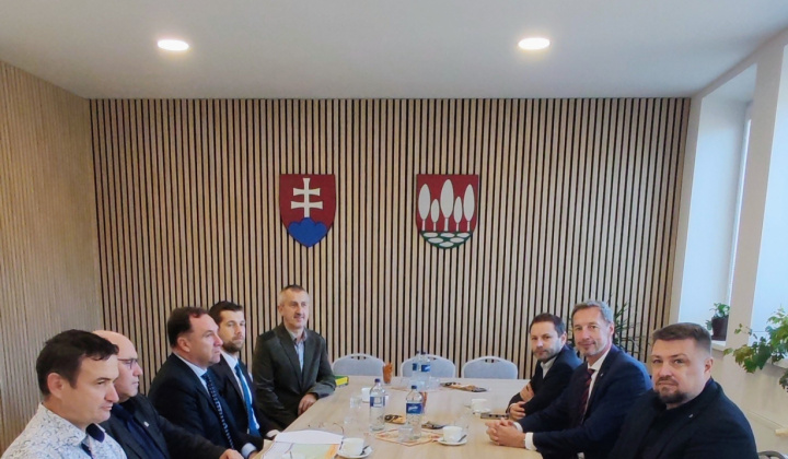 Fotka - Vzácna návšteva: predsedu Prešovského samosprávneho kraja PaedDr. Milana Majerského, PhD.,  pri kontrole realizácie a rekonštrukcie cesty 